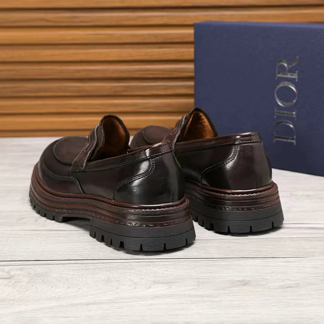 Factory price 540 🕷️🕷️[Dior] Dior's new men's shoes are launched in Hong Kong counters. Official website 1:1 production. Original Italian patented cowhide + water-dyed 🐂 leather lining. Designed by European and American masters. Goodyear craftsmanship, washed cowhide, perfect shape to create counter quality, solid color rubber wear-resistant outsole and classic dazzling toe! Super versatile and very comfortable. High-end without losing taste, fashionable and novel! ! Absolute focus! Colors optional, code number 38-44 (45 customized)